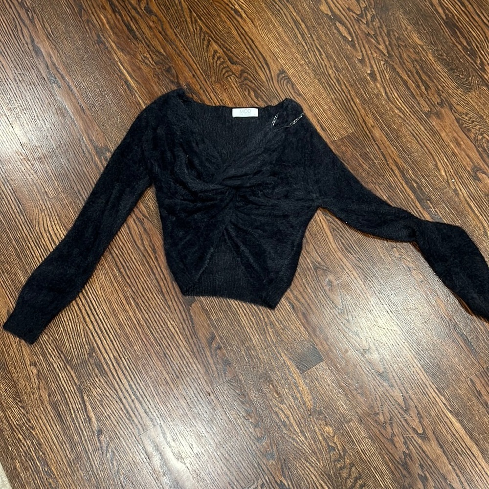 Cropped sweater with twist in center